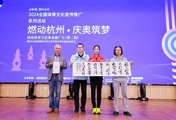 王麗萍與藝術家們共同創(chuàng)作主題作品。主辦方供圖