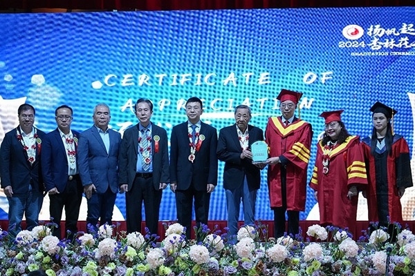 菲律賓首家中醫(yī)學(xué)院——岐黃中醫(yī)學(xué)院在馬尼拉舉行首屆畢業(yè)典禮。人民網(wǎng)記者 樊帆攝