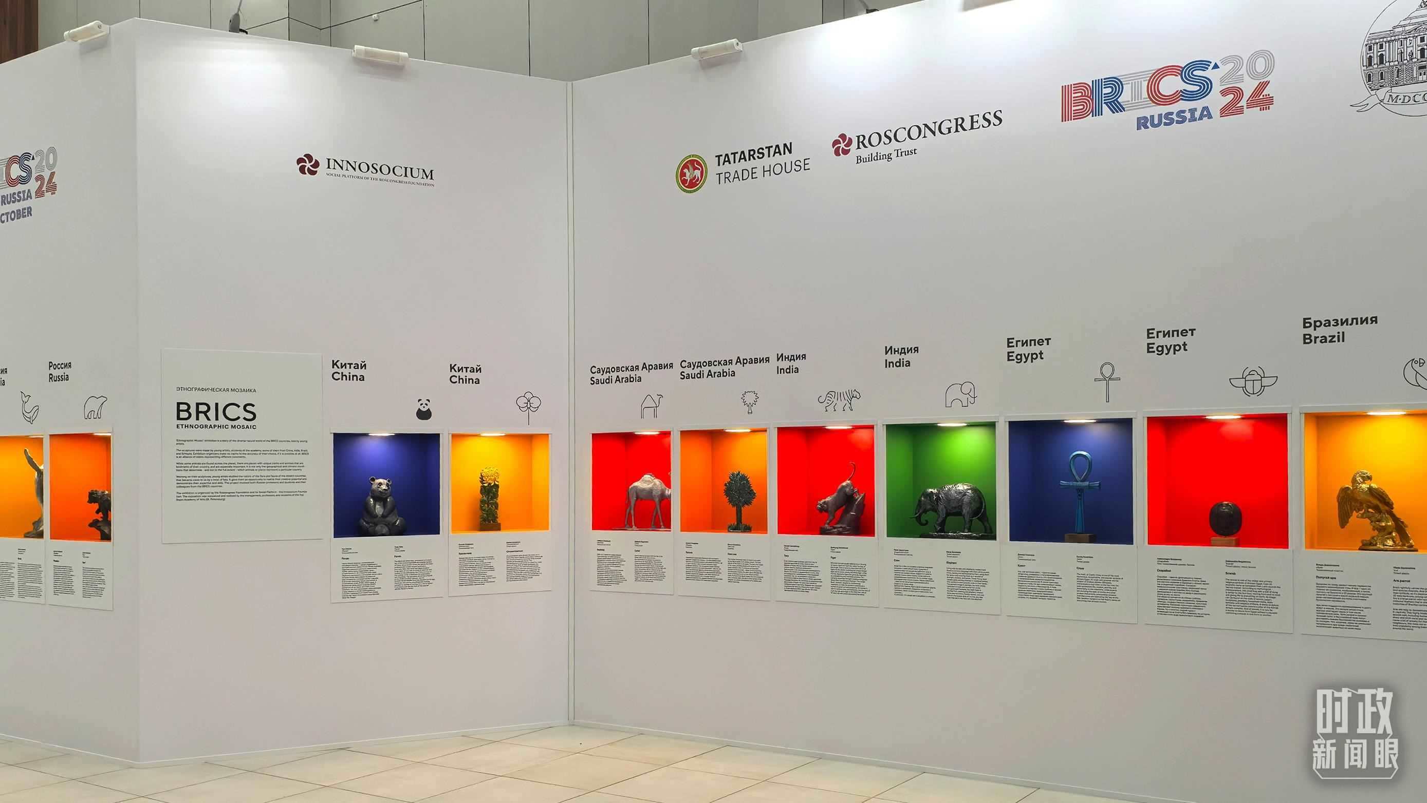 △ 喀山會(huì)展中心內(nèi)展示的金磚國家工藝品。（總臺央廣記者潘毅拍攝）