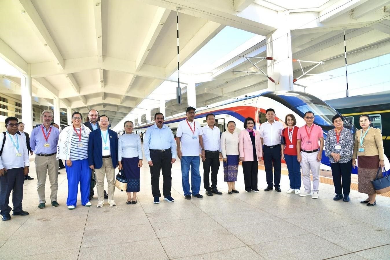 東盟議會(huì)聯(lián)盟大會(huì)代表團(tuán)與中老鐵路“瀾滄號(hào)”動(dòng)車合影留念。老中鐵路有限公司供圖