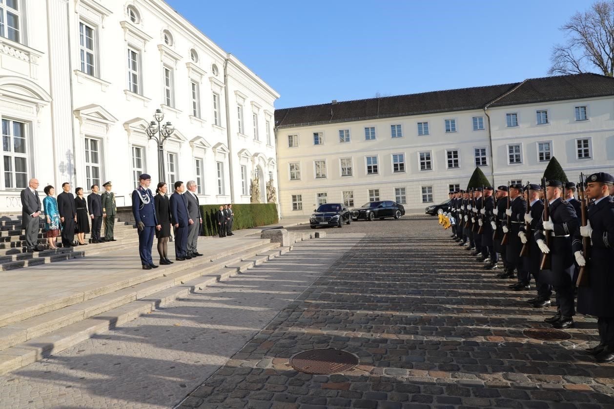 新任中國駐德國大使鄧洪波向德國總統(tǒng)施泰因邁爾遞交國書。中國駐德國大使館供圖
