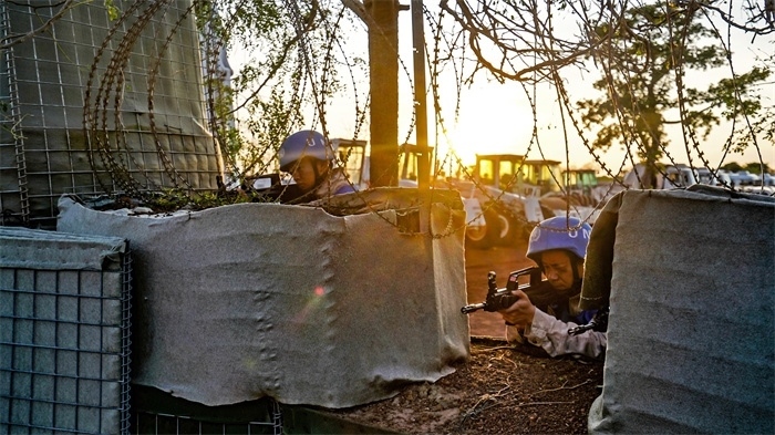 瞭望偵察一線情況。張洪奧攝