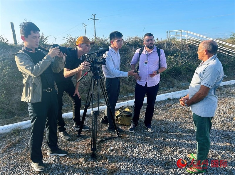 聯(lián)合采訪團正在采訪因苦咸水淡化項目受益的當(dāng)?shù)孛癖?。人民網(wǎng)記者 陳一鳴攝