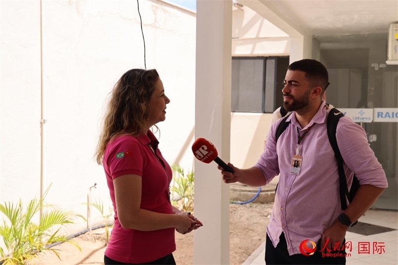 國網(wǎng)巴電文化中心負(fù)責(zé)人達(dá)尼埃拉·帕戈托接受參加聯(lián)合采訪團的巴西記者采訪。 人民網(wǎng)記者 時元皓攝