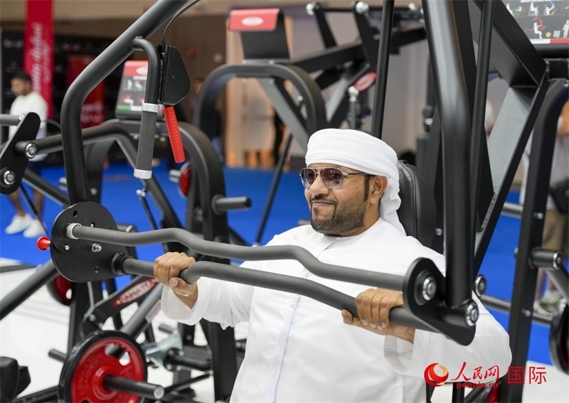 一名觀眾在體驗(yàn)健身器材。人民網(wǎng)中東中心分社塔里克·易卜拉欣攝