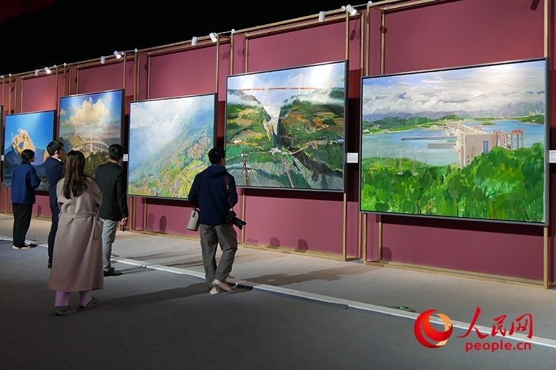 觀眾正在欣賞畫(huà)作。人民網(wǎng)記者 韋衍行攝