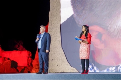 丹尼（左一）在“何以中國(guó)·五星出東方”網(wǎng)絡(luò)主題宣傳活動(dòng)現(xiàn)場(chǎng)演講。人民視頻供圖