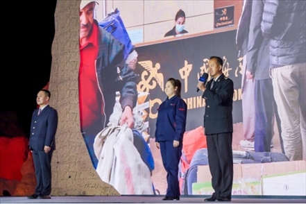 張曉波（右一）在“何以中國·五星出東方”網(wǎng)絡主題宣傳活動現(xiàn)場演講。人民視頻供圖