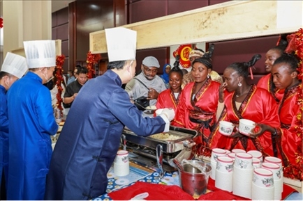 恩賈梅納大學(xué)孔子學(xué)院的學(xué)生們對(duì)中國(guó)餃子情有獨(dú)鐘。主辦方供圖