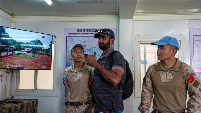 核查官員稱贊。王軍杰攝