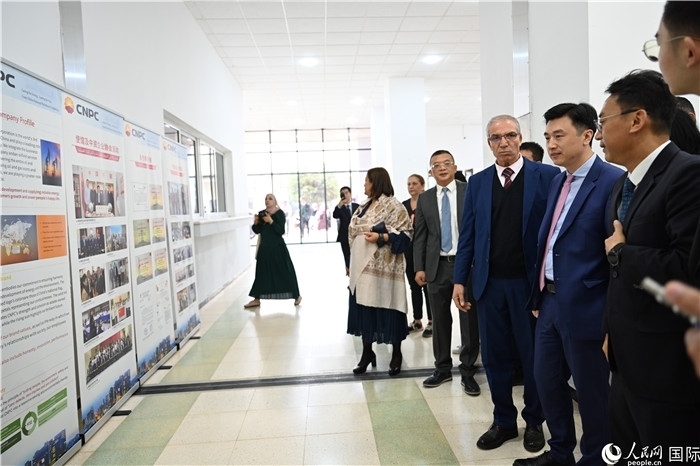 中企向阿爾及利亞大學(xué)捐贈電教設(shè)備圖片展。人民網(wǎng)記者 郝瑞敏攝