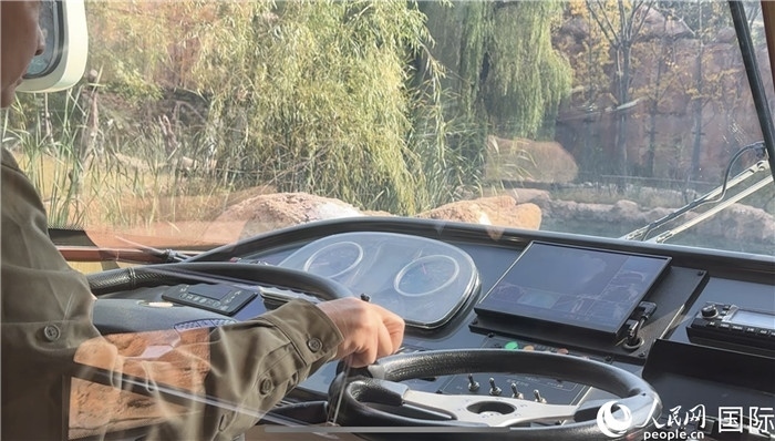 鄭州銀基動(dòng)物王國(guó)水陸兩棲觀(guān)光車(chē)駕駛室。人民網(wǎng) 謝瑩攝