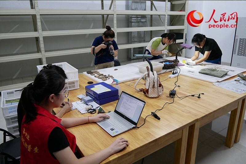 普查隊員們正在庫房內(nèi)工作。人民網(wǎng)記者 韋衍行攝