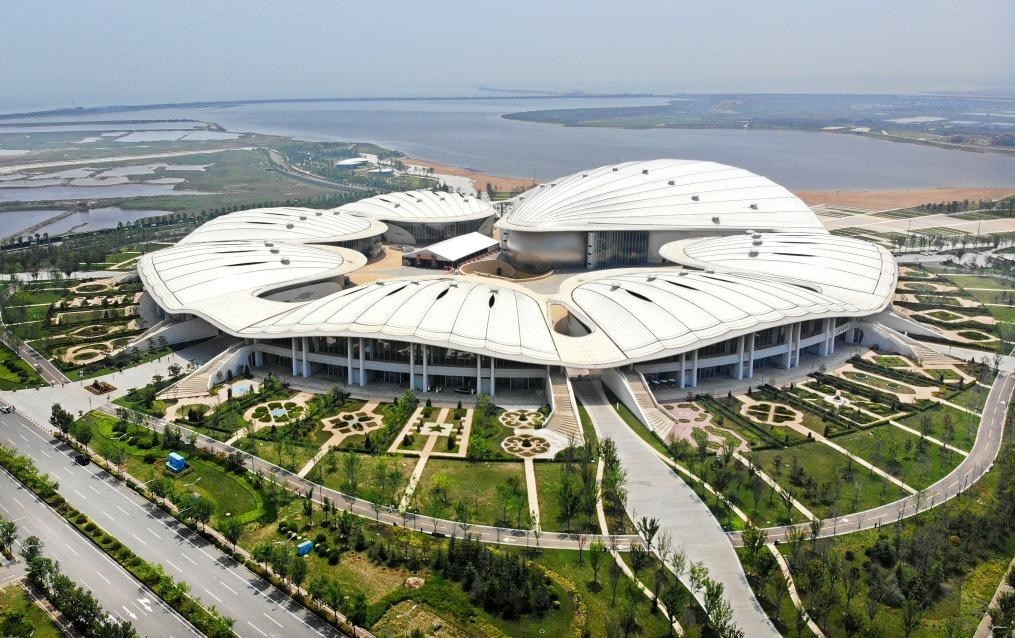 位于中國(guó)—上海合作組織地方經(jīng)貿(mào)合作示范區(qū)的青島·上合之珠國(guó)際博覽中心（2024年7月18日攝，無(wú)人機(jī)照片）。新華社記者李紫恒 攝