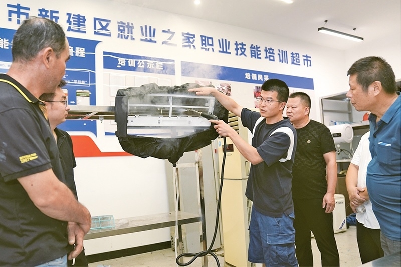 黨的二十屆三中全會(huì)強(qiáng)調(diào)，要健全終身職業(yè)技能培訓(xùn)制度。圖為2024年9月12日一位老師在給學(xué)員進(jìn)行家電清洗技術(shù)培訓(xùn)。 新華社記者 萬象/攝