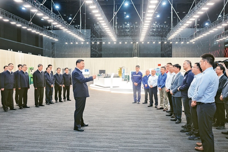 2024年10月17日至18日，中共中央總書記、國家主席、中央軍委主席習(xí)近平在安徽考察。這是17日下午，習(xí)近平在合肥濱湖科學(xué)城考察時，同現(xiàn)場科研人員和企業(yè)負(fù)責(zé)人親切交流。 新華社記者 鞠鵬/攝