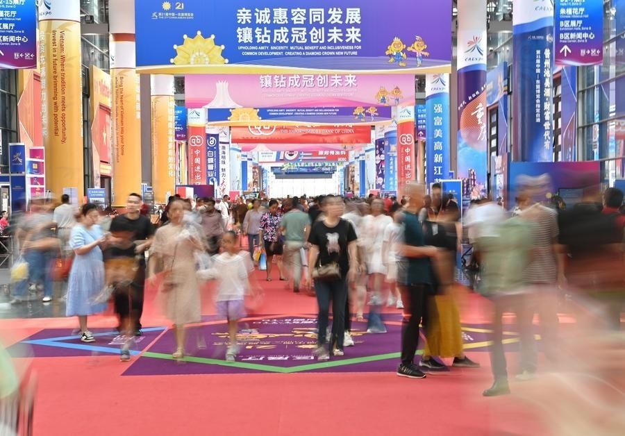 2024年9月28日，觀眾在廣西南寧市舉行的第21屆中國(guó)—東盟博覽會(huì)上參觀。新華社記者 周華 攝