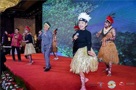 山東濟(jì)寧職業(yè)技術(shù)學(xué)校印尼巴布亞留學(xué)生演唱與大使一起演唱巴布亞傳統(tǒng)歌曲。印尼駐華大使館供圖