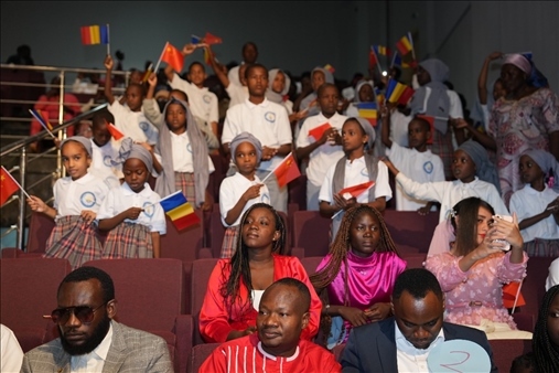 現(xiàn)場(chǎng)觀眾與決賽選手熱情互動(dòng)。中國(guó)石油非洲公司供圖