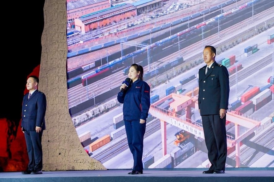 早吾扎?哈力賽（左二）在“何以中國·五星出東方”網絡主題宣傳活動現(xiàn)場演講。人民視頻供圖