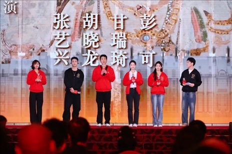 《受到召喚·敦煌》眾演員與現(xiàn)場觀眾互動交流。主辦方供圖