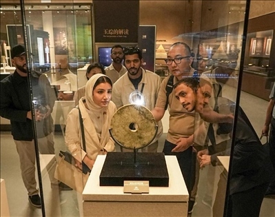 阿聯(lián)酋青年在良渚文化博物院參觀。中國銀行供圖