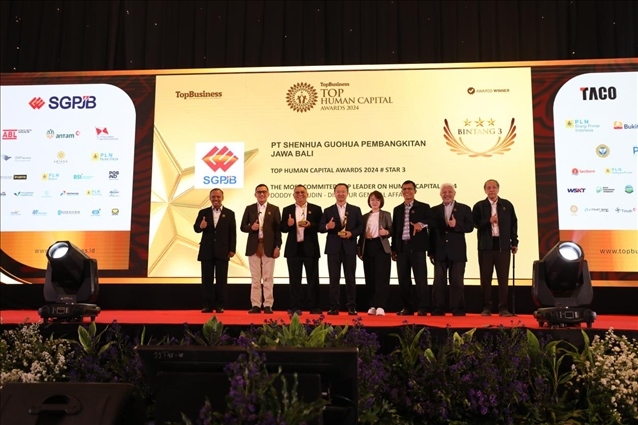 國(guó)能印尼爪哇發(fā)電公司董事長(zhǎng)趙志剛（左四）與其他獲獎(jiǎng)?wù)吆嫌?。?guó)能印尼爪哇發(fā)電公司供圖