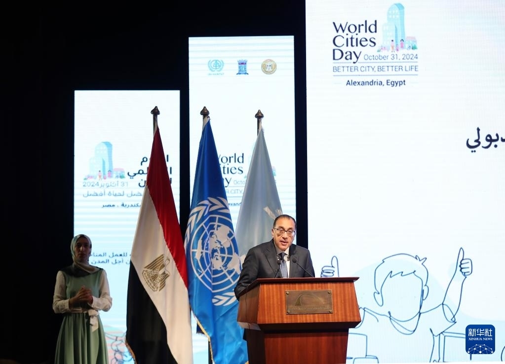 10月31日，在埃及亞歷山大，埃及總理馬德布利在活動(dòng)上致辭。新華社記者 王東震 攝