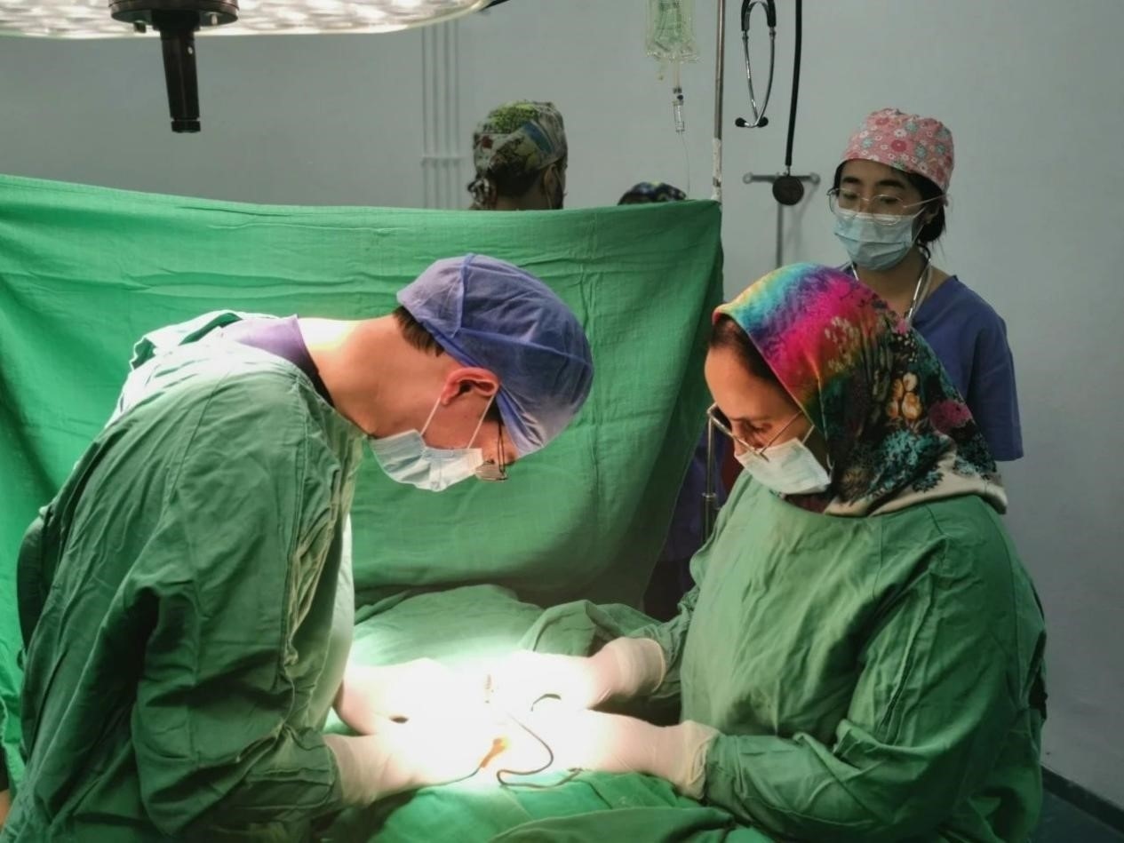 中國醫(yī)療隊員與當(dāng)?shù)蒯t(yī)生合作開展手術(shù)。第196批中國援助摩洛哥醫(yī)療隊塞達特分隊供圖