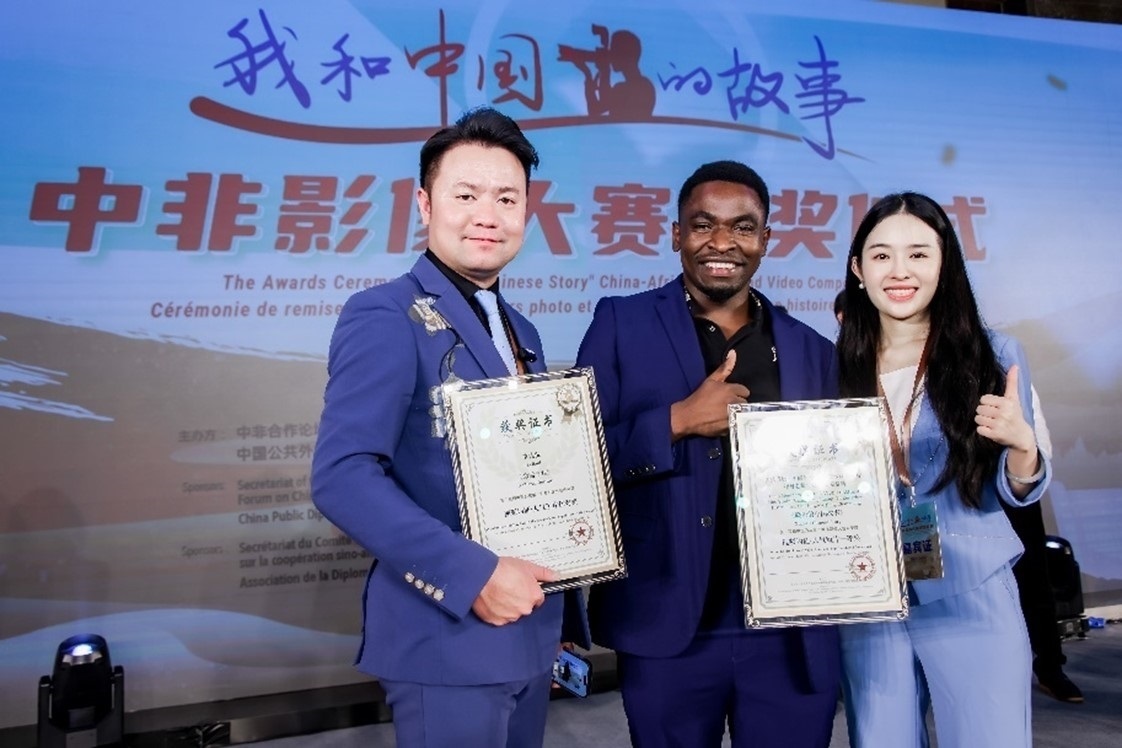 王曉樂（中）與其他嘉賓合影。主辦方供圖