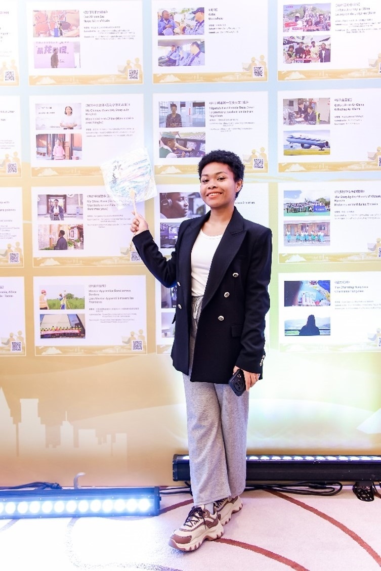 愈靈兒和她的作品合影。主辦方供圖