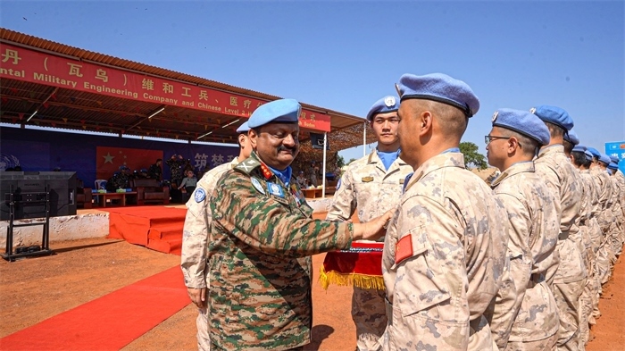 聯(lián)南蘇團部隊司令莫漢中將為維和官兵授勛。秦貴君攝