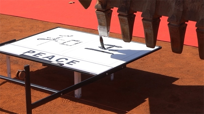 工程機械表演寫書法。王皓宇攝