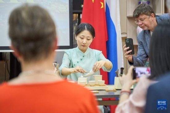 這是11月2日在俄羅斯符拉迪沃斯托克的活動現(xiàn)場拍攝的茶藝表演。新華社發(fā)（郭飛洲攝）