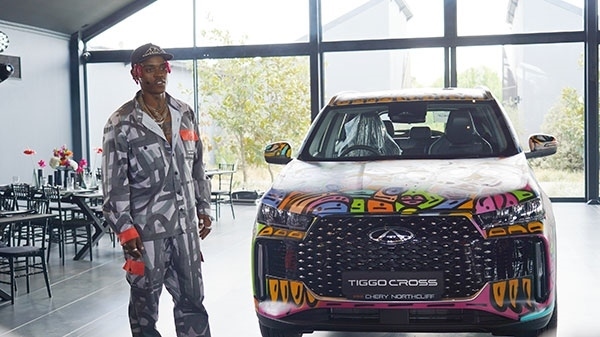 Samurai Farai和其汽車噴繪作品。人民網(wǎng) 張茜攝