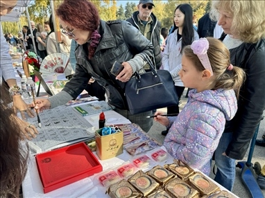 活動(dòng)現(xiàn)場(chǎng)外賓體驗(yàn)中國(guó)書法。 中國(guó)駐保加利亞大使館供圖。