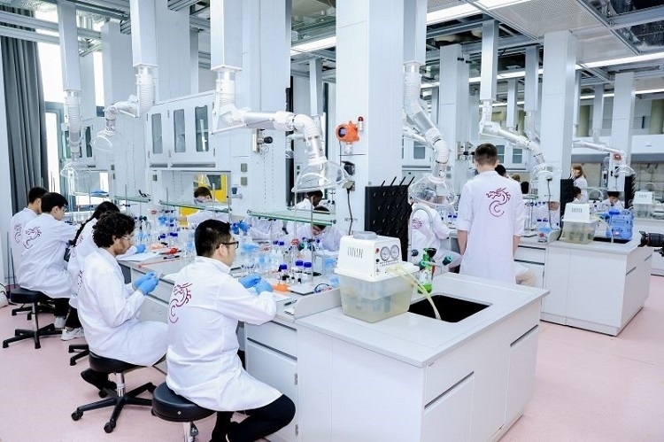 中外學(xué)生同堂做實驗。深北莫供圖