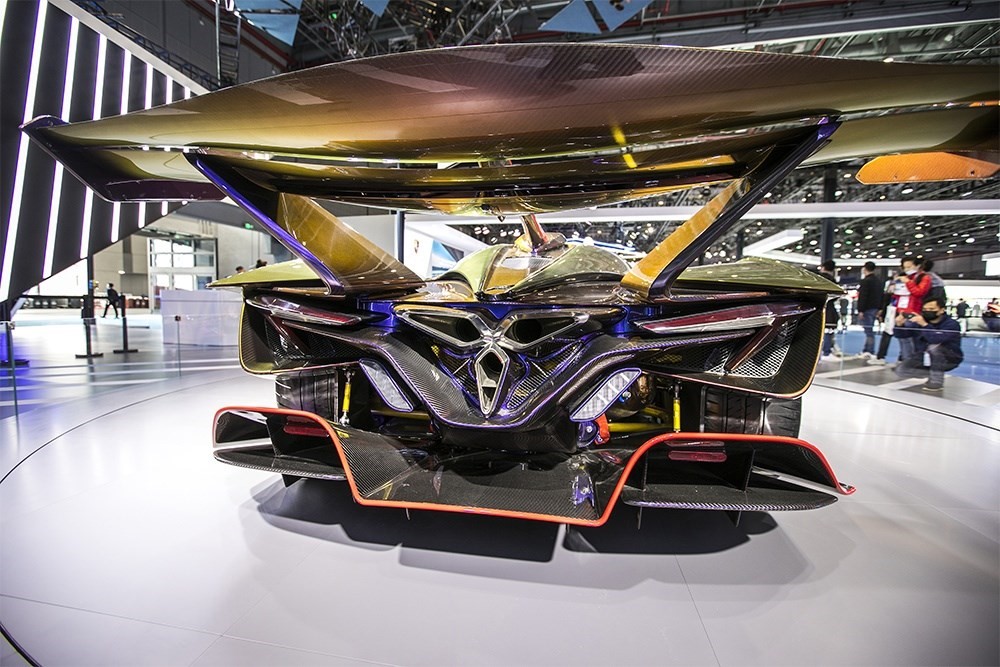 2020年11月5日，上海，來自德國(guó)的全球首款全碳纖維跑車亮相進(jìn)博會(huì)。該車總重量只有1250KG。