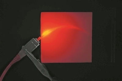 帶有彎曲通道的3D打印材料能引導(dǎo)并散射光。圖片來(lái)源：英國(guó)格拉斯哥大學(xué)