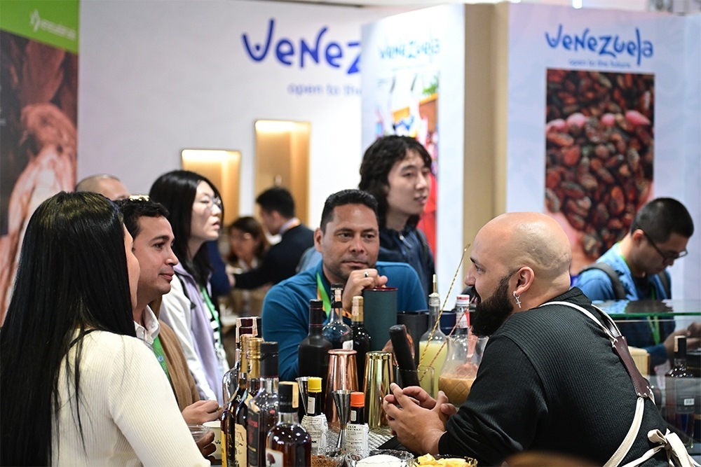 2023年11月9日，上海，觀眾在進(jìn)博會(huì)委內(nèi)瑞拉館參觀、交流、洽談。