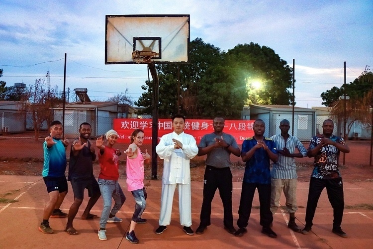 組織八段錦教學(xué)。王軍杰 攝