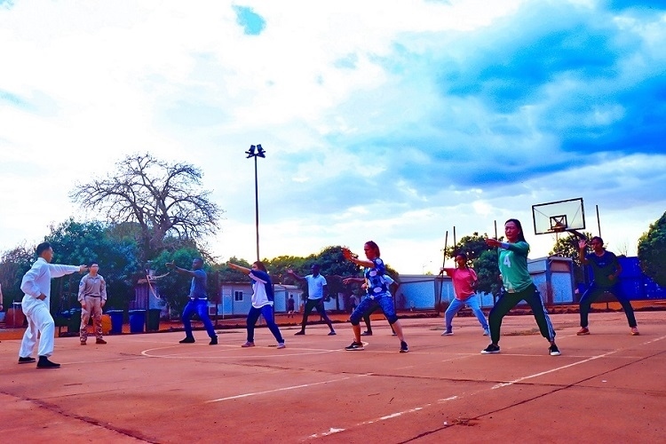 示范標(biāo)準(zhǔn)動作。鄧原淘攝