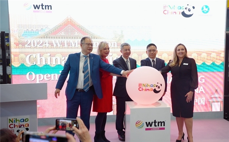 中外嘉賓為中國館開幕點亮水晶球。吳若鳴攝