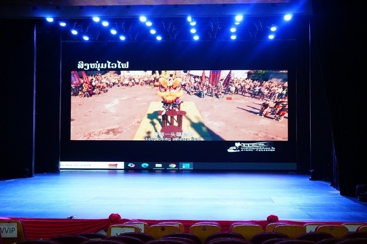 “露天電影院——中老優(yōu)秀電影巡映”首映式上放映老撾語配譯的中國(guó)動(dòng)畫電影《雄獅少年》。主辦方供圖