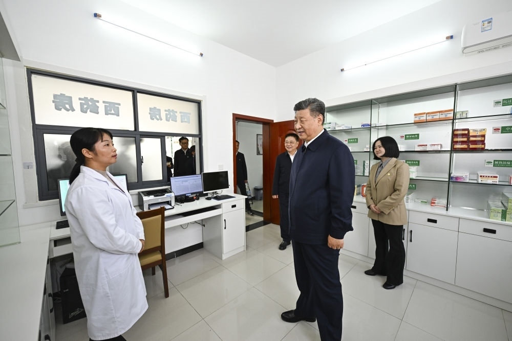 2024年11月5日，習(xí)近平在湖北省咸寧市嘉魚縣潘家灣鎮(zhèn)四邑村衛(wèi)生室考察。習(xí)近平指出：“要進(jìn)一步加強(qiáng)黨建引領(lǐng)，抓住‘一老一小’這個(gè)重點(diǎn)，更加精準(zhǔn)有效地為群眾排憂解難?！? width=