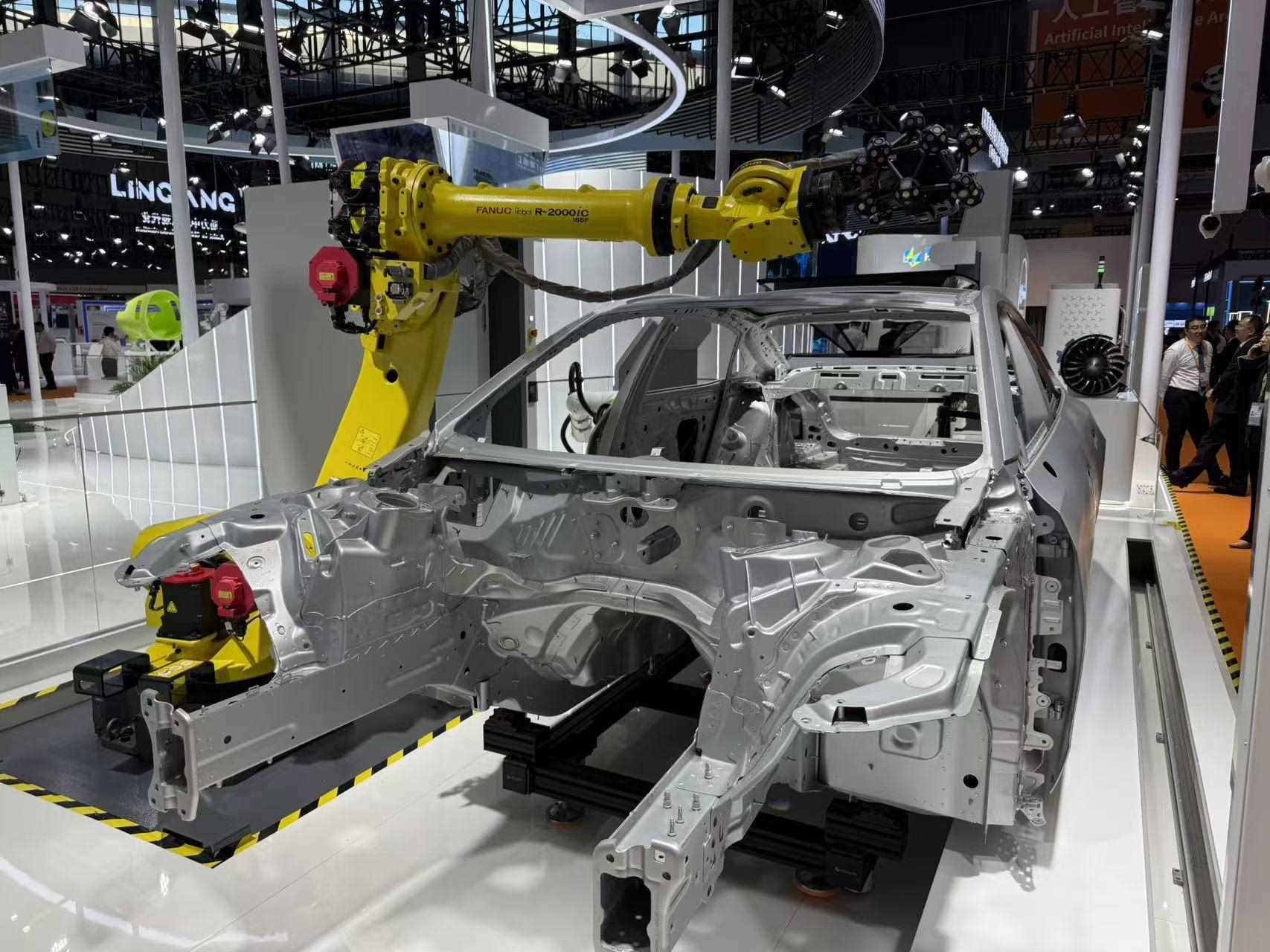 在汽車制造展區(qū)，高精度智能檢測裝備正在模擬檢測汽車車身。人民網(wǎng)記者 王仁宏攝