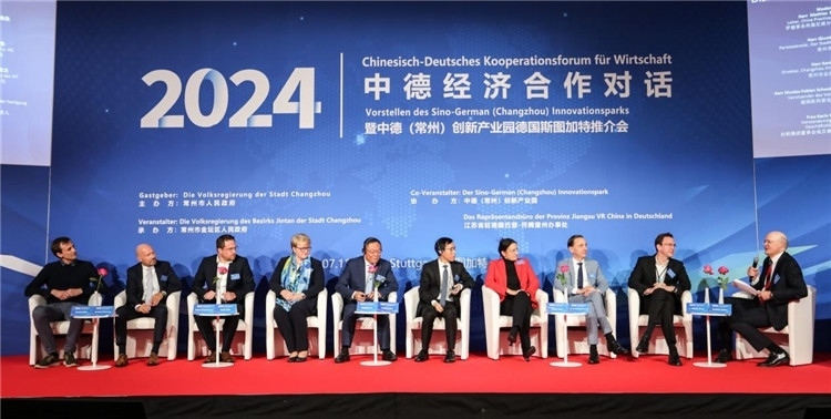 與會(huì)嘉賓在現(xiàn)場(chǎng)交流。主辦方供圖