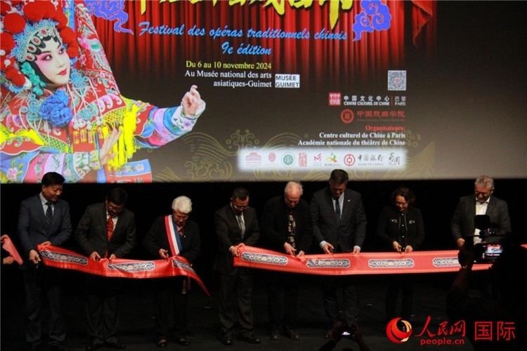 戲劇節(jié)開幕剪彩。人民網(wǎng)記者 尚凱元攝