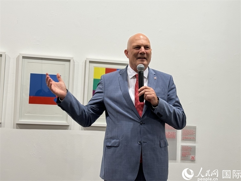 11月8日，瑞士駐華大使白瑞誼在“瑞士經(jīng)典設計展”開幕式上發(fā)表致辭。（人民網(wǎng) 謝瑩攝）