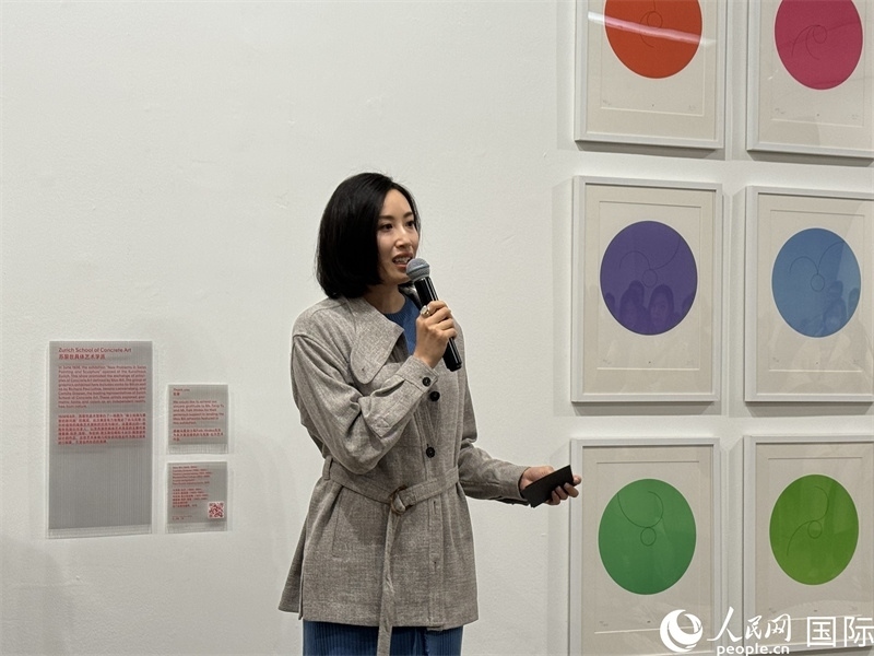 11月8日，今日美術館館長張然在“瑞士經(jīng)典設計展”開幕式上發(fā)表致辭。（人民網(wǎng) 謝瑩攝）